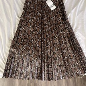 SKIRT ZARA SNAKE STYLE , never USED, it is sold because it is not my size.